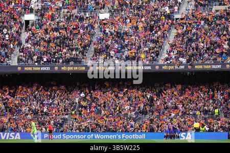 22 avril 2022 : Nouveau record de spectateurs, 91638 spectateurs, pour un match féminin au FC Barcelone contre VFL Wolfsburg, demi-finale de la ligue des champions de l'UEFA au Nou Camp, Barcelone, Espagne. Kim Price/CSM.(image de crédit : © Kim Price/CSM via ZUMA Press Wire) Banque D'Images