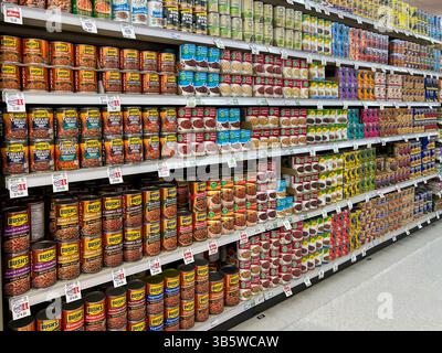 Variétés de haricots en conserve sur les étagères dans un supermarché. Utah, États-Unis. Banque D'Images