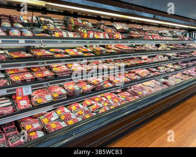 Variétés de viande crue emballée sur les étagères dans un supermarché. Salt Lake City, Utah, États-Unis. Banque D'Images