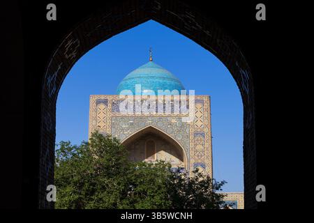 L'entrée arrière (iwan) de la mosquée Kalan (1514) vue depuis l'arche de l'entrée principale (iwan) à Boukhara, Ouzbékistan Banque D'Images