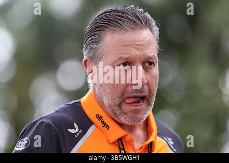 MIAMI, FLORIDE - 2 MAI : Zak Brown des États-Unis et l'écurie McLaren F1 Team arrivent sur la piste pendant l'entraînement avant le Grand Prix de F1 de Miami à Miami International Autodrome le 2 mai 2024 à Miami, États-Unis. (Photo de Song Haiyuan/Paddocker) Banque D'Images