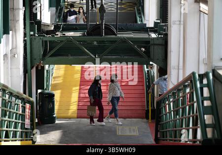 4 mai 2022, HONG KONG, CHINE : quelques citoyens embarquent sur LE FERRY STAR à l'embarcadère du côté Kowloon en fin d'après-midi. Icône culturelle de Hong Kong, STAR FERRY souffre d'une grave crise financière due à la pandémie mondiale qui a entraîné une diminution drastique du nombre de touristes utilisant Star Ferry comme tour de port au cours des trois dernières années. Compte tenu de la gestion serrée, Star Ferry réduit la fréquence du service, ne desservant actuellement qu'un petit nombre de citoyens qui choisissent le bateau pour la traversée du port de Victoria.04 mai 2022Hong Kong.ZUMA/Liau Chung-Ren (crédit image : © Liau Chung-Ren/ZUMA Press Wire) Banque D'Images