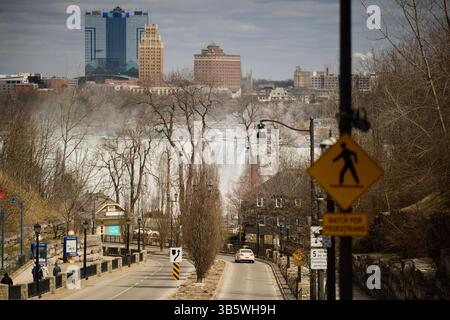 Niagara Falls canadien Ontario et New York à la frontière des États-Unis, Murry Street regardant American Falls Banque D'Images