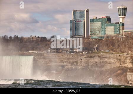 Niagara Falls canadien Ontario et New York à la frontière des États-Unis, Horseshoe Falls du Canada et Skyline côté américain Banque D'Images