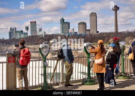 Niagara Falls Canadian Ontario et New York à la frontière des États-Unis, Niagara Falls observation Tower avec la skyline du Canada a pris le côté des États-Unis Banque D'Images
