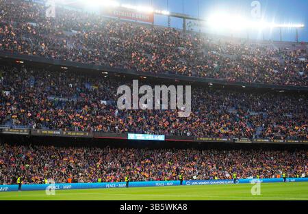 22 avril 2022 : Nouveau record de spectateurs pour un match féminin au FC Barcelone contre le VFL Wolfsburg, demi-finale de la ligue des champions de l'UEFA au Nou Camp, Barcelone, Espagne. Kim Price/CSM.(image de crédit : © Kim Price/CSM via ZUMA Press Wire) Banque D'Images