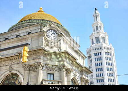Buffalo, État de New York L'Electric Tower Historical Landmark construit en 1912 et la Buffalo Savings Bank est couverte d'un dôme Banque D'Images