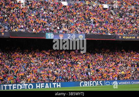 22 avril 2022 : Nouveau record de spectateurs, 91638 spectateurs, pour un match féminin au FC Barcelone contre VFL Wolfsburg, demi-finale de la ligue des champions de l'UEFA au Nou Camp, Barcelone, Espagne. Kim Price/CSM.(image de crédit : © Kim Price/CSM via ZUMA Press Wire) Banque D'Images