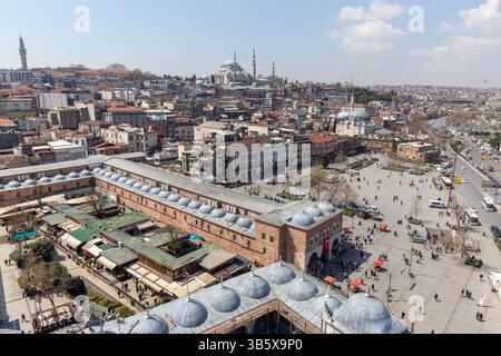8 avril 2022 : vue aérienne à grand angle des gens et vue sur l'architecture de la ville autour de la place historique Eminonu et du Bazar aux épices à Istanbul, Turquie, le 8 avril 2022. Eminonu est une zone essentiellement commerciale du front de mer d'Istanbul dans le district de Fatih près de la confluence de la Corne d'Or avec l'entrée sud du détroit du Bosphore et la mer de Marmara. (Crédit image : © Tolga Ildun/ZUMA Press Wire) Banque D'Images
