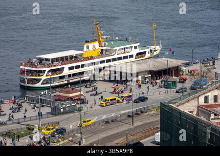 8 avril 2022 : vue agrandie en grand angle du ferry Istanbul City Lines débarquant des passagers à l'embarcadère d'Uskudar sur la Corne d'Or à Eminonu, Istanbul, Turquie le 8 avril 2022. (Crédit image : © Tolga Ildun/ZUMA Press Wire) Banque D'Images