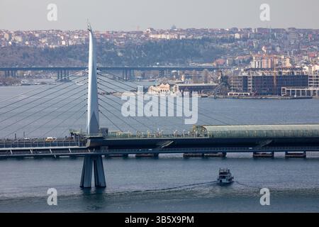 8 avril 2022 : zoom aérien en vue du pont de métro de la Corne d'Or et de la Corne d'Or en arrière-plan à Istanbul, Turquie, le 8 avril 2022. Le pont de métro de la Corne d'Or est un pont à haubans le long de la ligne M2 du métro d'Istanbul, enjambant la Corne d'Or à Istanbul, en Turquie. (Crédit image : © Tolga Ildun/ZUMA Press Wire) Banque D'Images