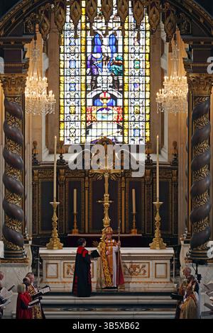 3 juin 2022, Royaume-Uni, Angleterre, Londres, cathédrale Saint-Paul : LONDRES, ANGLETERRE - 03 JUIN : L'évêque au service national de Thanksgiving à la cathédrale Saint-Paul le 03 juin 2022 à Londres, Angleterre. Le Jubilé de platine d'Elizabeth II est célébré du 2 au 5 juin 2022 au Royaume-Uni et dans le Commonwealth pour marquer le 70e anniversaire de l'accession de la reine Elizabeth II le 6 février 1952., Credit :Dan Kitwood / Avalon (Credit image : © Dan Kitwood/POOL via ZUMA Press) Banque D'Images
