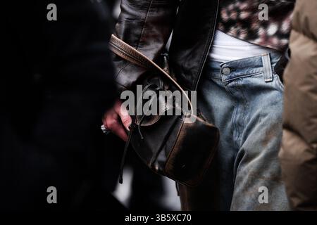 Milan, Italie - 28 mars 2024 : femme porte le sac à main Acne Studios. Détails de la tenue de femme de mode Banque D'Images