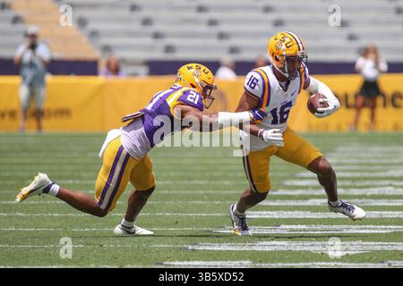 23 avril 2022 : Kyren Lacy (16 ans), réceptrice large de la LSU, tente de dépasser le défenseur Jordan Toles (21 ans) lors du National l Club LSU Football Spring Game au Tiger Stadium de Baton Rouge, EN LOUISIANE. Jonathan Mailhes/CSM(image de crédit : © Jonathan Mailhes/CSM via ZUMA Press Wire) Banque D'Images