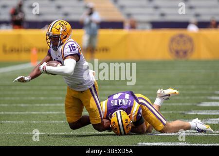 23 avril 2022 : Kyren Lacy (16 ans), réceptrice large de la LSU, tente de dépasser le dos défensif Matthew Langlois (14 ans) lors du National l Club LSU Football Spring Game au Tiger Stadium de Baton Rouge, EN LOUISIANE. Jonathan Mailhes/CSM.(image de crédit : © Jonathan Mailhes/CSM via ZUMA Press Wire) Banque D'Images