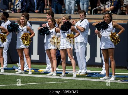 23 avril 2022 : cheerleaders de notre Dame lors du match de football annuel Blue-Gold Spring de notre Dame au stade notre Dame de South Bend, Indiana. L'or a vaincu Blue 13-10. John Mersits/CSM.(image de crédit : © John Mersits/CSM via ZUMA Press Wire) Banque D'Images
