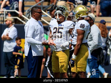 23 avril 2022 : notre Dame Running Backs entraîneur Deland McCullough, notre Dame Running Back Chris Tyree (25), et notre Dame Running Back Jadarian Price (20) lors de la partie précédant le match annuel de football Blue-Gold Spring de notre Dame au stade notre Dame de South Bend, Indiana. L'or a vaincu Blue 13-10. John Mersits/CSM.(image de crédit : © John Mersits/CSM via ZUMA Press Wire) Banque D'Images