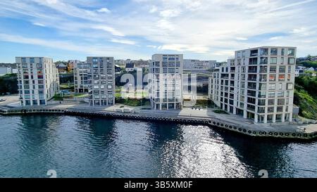 Vue d'un complexe de bâtiments résidentiels modernes sur la rive d'un fjord norvégien dans la banlieue de Stavanger, Norvège Banque D'Images