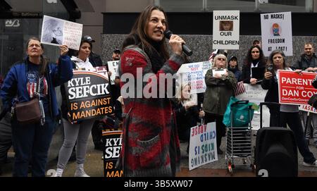 23 février 2022 : Gordana Schifanelli, candidate républicaine au poste de lieutenant-gouverneur dans le Maryland, prend la parole lors d'un rassemblement dans le centre-ville de Baltimore pour protester contre le mandat du masque scolaire du Maryland peu de temps avant que le Maryland State Board of Education vote pour l'annuler le mardi 22 février 2022. (Crédit image : © Kim Hairston/Baltimore Sun via ZUMA Press Wire) Banque D'Images