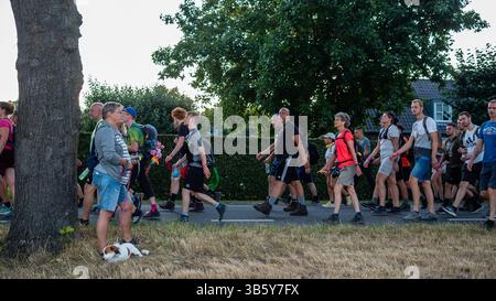 20 juillet 2022, Nimègue, Gueldre, pays-Bas : une femme avec son chien alors que d'autres participants marchent pendant le plus grand événement de marche de plusieurs jours de worldâ€™s. La marche de quatre jours (en néerlandais « Vierdaagse ») est considérée comme le meilleur exemple d'esprit sportif et de liens internationaux entre militaires et civils de nombreux pays différents. Après deux ans d'annulations, elle a eu lieu à nouveau, mais le premier jour a été annulé en raison des températures chaudes, transformant les quatre marches en marches de trois jours. Il s'agit de l'édition 104 et le total officiel des marcheurs inscrits était de 38 455 de 69 pays Banque D'Images