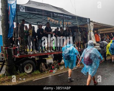 21 juillet 2022, Nimègue, Gueldre, pays-Bas : les gens encouragent les marcheurs de l'intérieur d'un camion pendant le plus grand événement de marche de plusieurs jours de worldâ€ ™. La marche de quatre jours (en néerlandais « Vierdaagse ») est considérée comme le meilleur exemple d'esprit sportif et de liens internationaux entre militaires et civils de nombreux pays différents. Après deux ans d'annulations, elle a eu lieu à nouveau, mais le premier jour a été annulé en raison des températures chaudes, transformant les quatre marches en marches de trois jours. Il s'agit de l'édition 104 et le total officiel des marcheurs inscrits était de 38 455 de 69 pays Banque D'Images