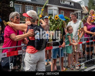 22 juillet 2022, Nimègue, Gueldre, pays-Bas : une femme est vue en train de recevoir du glaïeul d'un ami lors du plus grand événement de marche de plusieurs jours du worldâ€™s. La marche de quatre jours (en néerlandais « Vierdaagse ») est considérée comme le meilleur exemple d'esprit sportif et de liens internationaux entre militaires et civils de nombreux pays différents. Après deux ans d'annulations, elle a eu lieu à nouveau, mais le premier jour a été annulé en raison des températures chaudes, transformant les quatre marches en marches de trois jours. Il s'agit de l'édition 104 et le total officiel des marcheurs inscrits était de 38 455 de 69 pays Banque D'Images