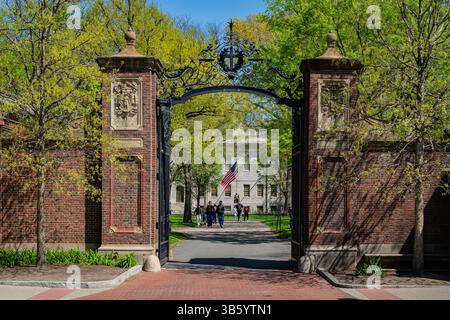 Cambridge, ma, États-Unis - 1er mai 2025 : porte d'entrée du campus de cette université privée de recherche Ivy League. Banque D'Images