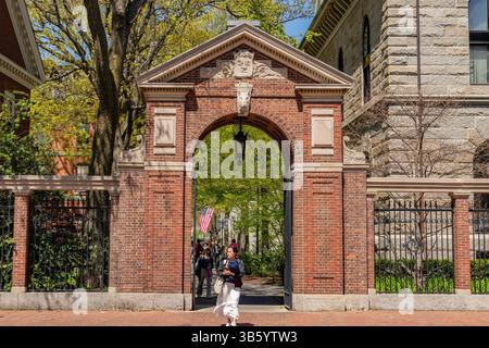 Cambridge, ma, États-Unis - 1er mai 2025 : porte d'entrée du campus de cette université privée de recherche Ivy League. Banque D'Images