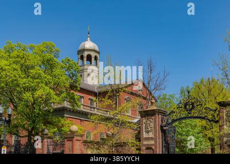 Cambridge, ma, États-Unis - 1er mai 2025 : campus de cette université privée de recherche Ivy League. Banque D'Images