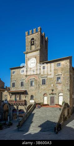 Hôtel de ville historique Palazzo Comunale avec son clocher et son escalier monumental sur la Piazza della Repubblica, Cortona, Toscane, Italie. Banque D'Images
