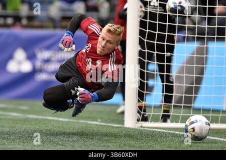 14 juin 2022 : le gardien des Seattle Sounders Andrew Thomas plonge pour le ballon pendant les échauffements avant le match de soccer MLS entre les Vancouver Whitecaps FC et Seattle Sounders FC au Lumen Field à Seattle, WA. Steve Faber/CSM (crédit image : © Steve Faber/CSM via ZUMA Press Wire) Banque D'Images
