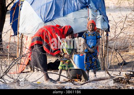 Cuisine dans le camp de tribu nomade Wodaabe près du lac Tchad, Tchad Banque D'Images
