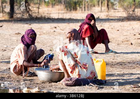 Faire la lessive près du camp de tribu nomade Wodaabe près du lac Tchad, Tchad Banque D'Images