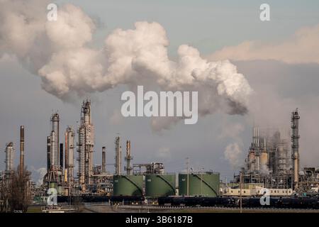 7 mars 2022, Anacortes, Washington, États-Unis : la raffinerie Marathon Anacortes est vue à Anacortes, Washington, le 7 mars 2022. Les prix du pétrole continuent de fluctuer à mesure que l'invasion russe de l'Ukraine se poursuit. (Image de crédit : © David Ryder/ZUMA Press Wire) Banque D'Images