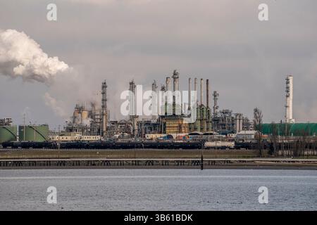 7 mars 2022, Anacortes, Washington, États-Unis : la raffinerie Marathon Anacortes est vue à Anacortes, Washington, le 7 mars 2022. Les prix du pétrole continuent de fluctuer à mesure que l'invasion russe de l'Ukraine se poursuit. (Image de crédit : © David Ryder/ZUMA Press Wire) Banque D'Images