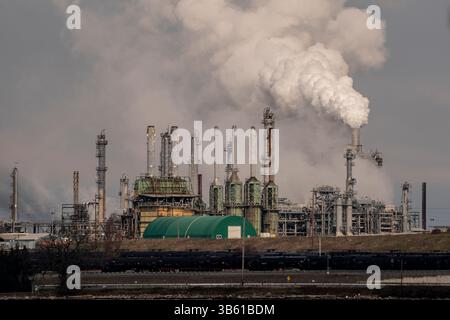 7 mars 2022, Anacortes, Washington, États-Unis : la raffinerie Marathon Anacortes est vue à Anacortes, Washington, le 7 mars 2022. Les prix du pétrole continuent de fluctuer à mesure que l'invasion russe de l'Ukraine se poursuit. (Image de crédit : © David Ryder/ZUMA Press Wire) Banque D'Images