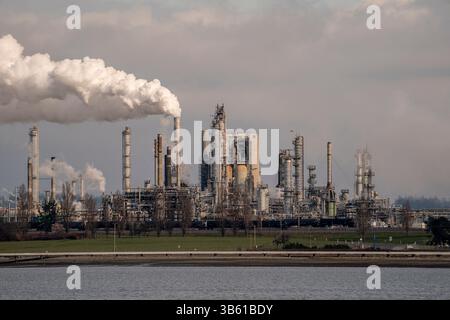 7 mars 2022, Anacortes, Washington, États-Unis : la raffinerie Marathon Anacortes est vue à Anacortes, Washington, le 7 mars 2022. Les prix du pétrole continuent de fluctuer à mesure que l'invasion russe de l'Ukraine se poursuit. (Image de crédit : © David Ryder/ZUMA Press Wire) Banque D'Images