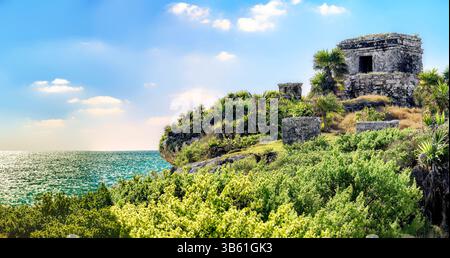 Ruines archéologiques mayas de Tulum - Temple du Dieu du vent Tulum plage et ruines du temple maya près de la mer des Caraïbes, Yucatan, Mexique. Banque D'Images