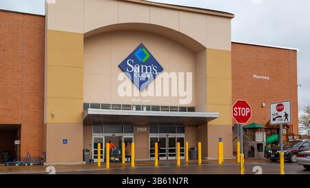 Saint Louis, MO, États-Unis - 24 mars 2022 : L’entrée d’un magasin Sam’s Club à Saint Louis, MO, États-Unis. Banque D'Images