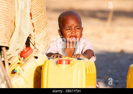Enfant en bas âge dans le camp de tribu nomade Wodaabe près du lac Tchad, Tchad Banque D'Images