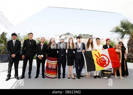 21 mai 2022, Cannes, France : Willi White (de gauche à droite), Riley Keough, Gina Gammell, Ladainian Crazy Thunder, Calista Cottier, Robert Stover Jr, Anjelic McClung, Jessica Poor Bear, Ta-Yamni long Black Cat, Woodrow long Elk, Wilma Colhoff, Manual Garcia et Franklin Sioux Bob posent lors de l'appel photo de War Pony lors de la 75e édition du Festival de Cannes au Palais des Festivals de Cannes, le 21 mai 2022. Photo : Alec Michael (crédit image : © Alec Michael via ZUMA Press) Banque D'Images