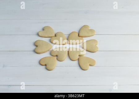 cookies sur un fond en bois. vue en grand angle. Banque D'Images