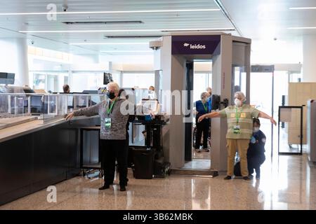 9 avril 2022, SeaTac, Washington, États-Unis : des volontaires sont tapés par des agents de la TSA à un point de contrôle de sécurité lors d'une simulation de flux de passagers à l'International Arrivals Facility de Seattle-Tacoma International Airport à SeaTac, Washington, le samedi 9 avril 2022. La nouvelle installation de 450 000 pieds carrés du Port de Seattleâ™devrait ouvrir le mois prochain après la fin des tests finaux de préparation opérationnelle. (Crédit image : © Paul Christian Gordon/ZUMA Press Wire) Banque D'Images