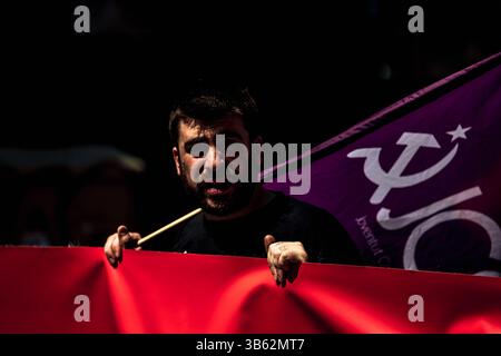 1er mai 2022, Barcelone, Catalogne, Espagne : un manifestant avec un drapeau des manifestations communistes de la jeunesse pour la classe ouvrière défilant dans Barcelone à la fête du travail. (Crédit image : © Matthias Oesterle/ZUMA Press Wire) Banque D'Images