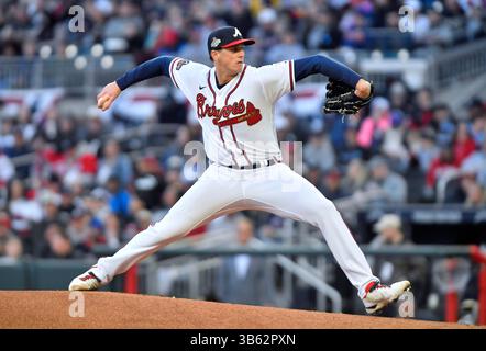 09 avril 2022 : le lanceur des Braves d'Atlanta, Kyle Wright, livre un terrain lors de la première manche d'un match de la MLB contre les Reds de Cincinnati au Truist Park à Atlanta, Géorgie. Austin McAfee/CSM(image de crédit : Banque D'Images