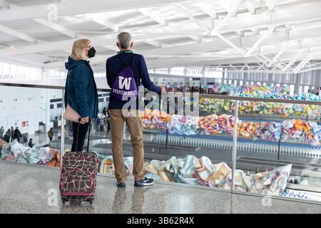 9 avril 2022, SeaTac, Washington, États-Unis : un couple regarde au-dessus du Grand Hall tout en faisant du bénévolat lors d'une simulation de flux de passagers à l'installation des arrivées internationales de l'aéroport international Seattle-Tacoma à SeaTac, Washington, le samedi 9 avril 2022. La nouvelle installation de 450 000 pieds carrés du Port de Seattleâ™devrait ouvrir le mois prochain après la fin des tests finaux de préparation opérationnelle. (Crédit image : © Paul Christian Gordon/ZUMA Press Wire) Banque D'Images