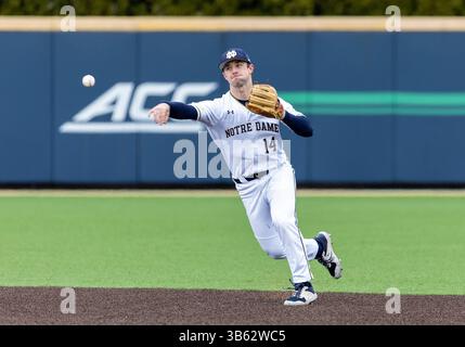 09 avril 2022 : Zack Prajzner (14 ans), infidélisateur de notre Dame, lance la balle à la première base lors d'un match de baseball de la NCAA entre les Tigers de Clemson et les Fighting Irish de notre Dame au Frank Eck Stadium à South Bend, Indiana. Notre Dame a battu Clemson 8-1. John Mersits/CSM.(image de crédit : © John Mersits/CSM via ZUMA Press Wire) Banque D'Images
