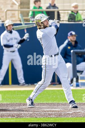 9 avril 2022 : carter Putz (4 ans), infidélisateur de notre Dame, à la batte lors d'un match de baseball de la NCAA entre les Tigers de Clemson et les Fighting Irish de notre Dame au Frank Eck Stadium à South Bend, Indiana. Notre Dame a battu Clemson 8-1. John Mersits/CSM.(image de crédit : © John Mersits/CSM via ZUMA Press Wire) Banque D'Images