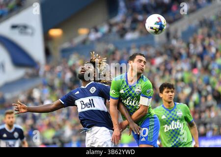 14 juin 2022 : le milieu de terrain de Vancouver Leonard Owusu et le milieu de terrain des Seattle Sounders Nicolas Lodeiro lors de la première moitié du match de soccer MLS entre les Whitecaps FC de Vancouver et les Sounders FC de Seattle au Lumen Field à Seattle, WA. Steve Faber/CSM (crédit image : © Steve Faber/CSM via ZUMA Press Wire) Banque D'Images