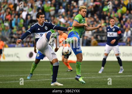 14 juin 2022 : Kelyn Rowe, milieu de terrain des Seattle Sounders, se bat pour le ballon lors de la première moitié du match de soccer MLS entre les Whitecaps de Vancouver et les Sounders de Seattle au Lumen Field à Seattle, WA. Steve Faber/CSM (crédit image : © Steve Faber/CSM via ZUMA Press Wire) Banque D'Images